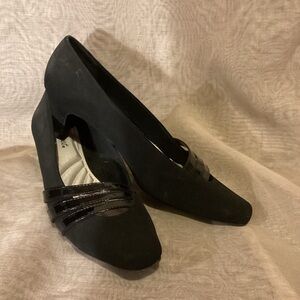 Easy Street black velvet pumps with black patent leather accents in size 8.5